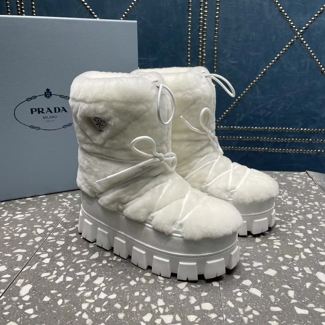 👟👟Ex-factory price 700👟👟 The highest version on the market, Prada's king style, snow boots, ski boots, chubby, so cute and cute →_→ From the Prada limited series, unique. Shiny nylon Oblique upper with criss-cross straps for an ideal fit. The boots are made of technical fabric and have a short-cut version. They can be worn in the city or in the mountains. They make the calves slimmer, taller, warmer and have a concave shape. The boots and soles use the original waterproof effect. The size is 35-40. 41Customized